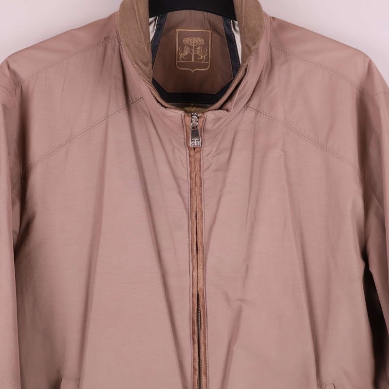 Närbild på jackans dragkedja och krage med ribbestickning