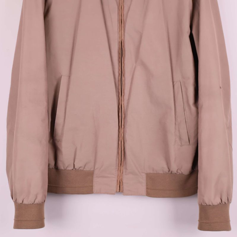 Närbild på jackans nedre framsida och elastiska muddar