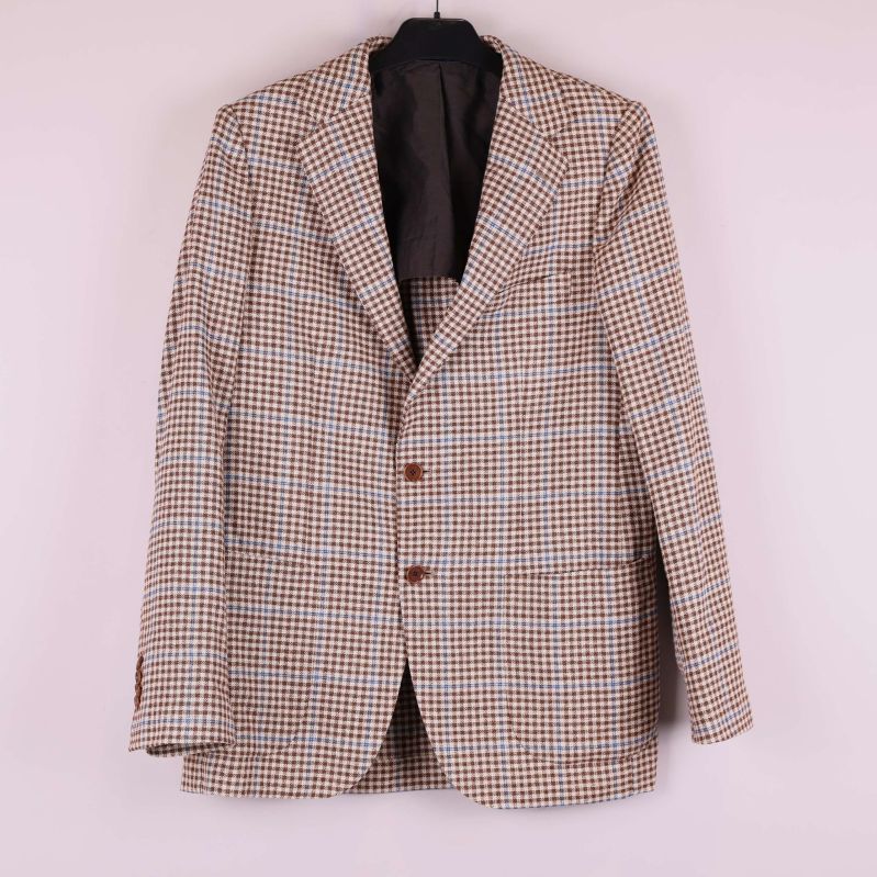 Rutig kavaj med två knappar och slag framtill