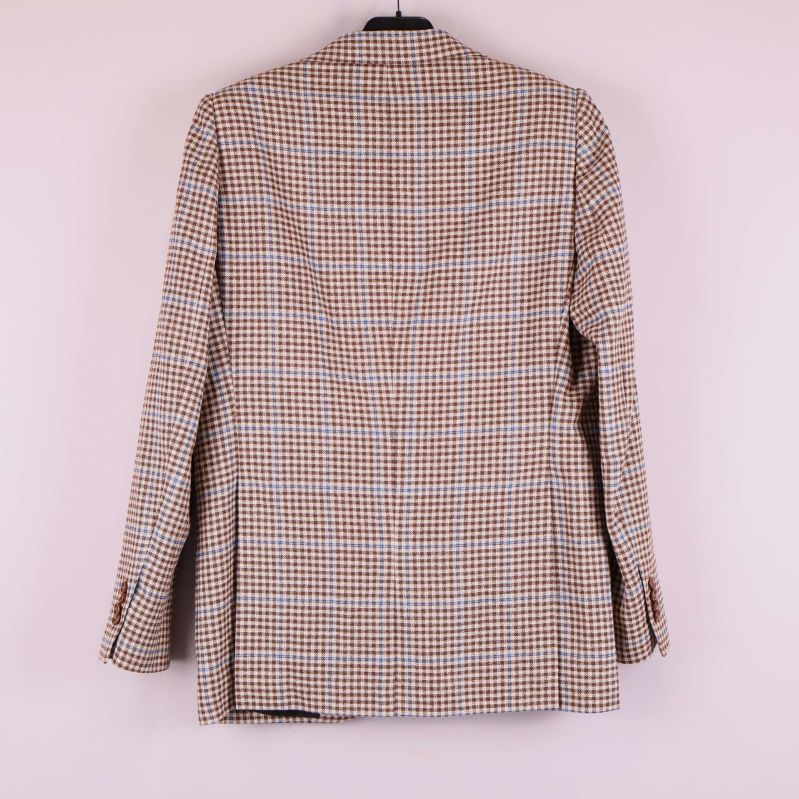 Baksida av rutig kavaj med blå och bruna rutor