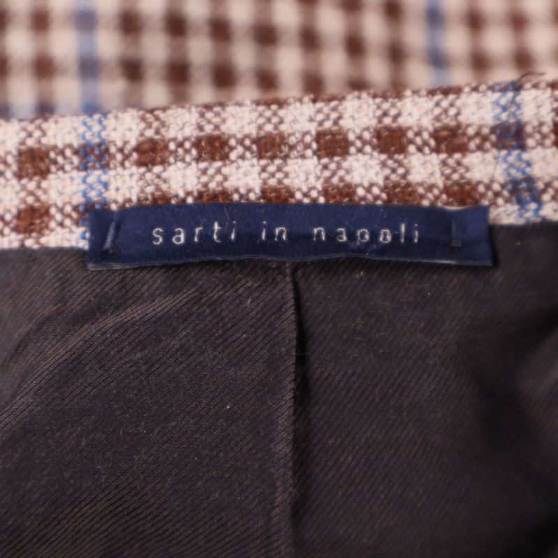 Textilband med texten sarti in napoli i kragen