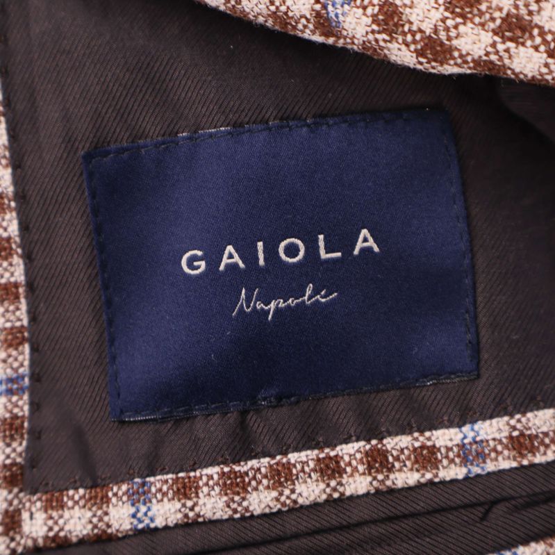 Mörkblå etikett med texten GAIOLA Napoli