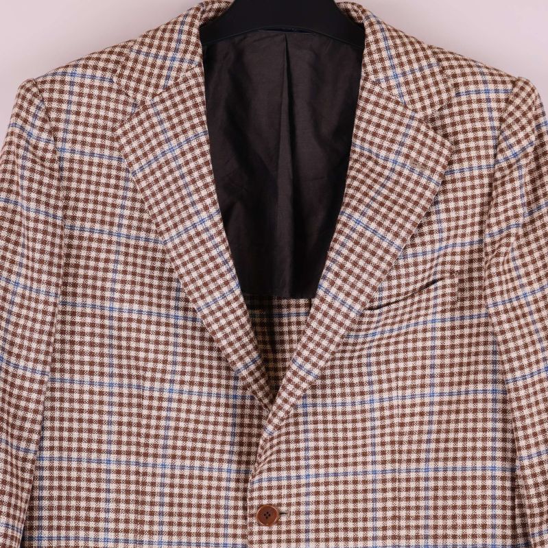 Närbild på rutigt tyg och kavajens övre framsida