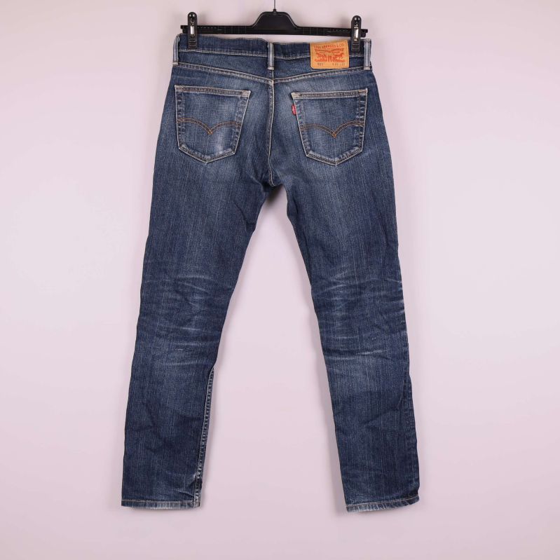 Jeans bakifrån med två bakfickor och läderpatch