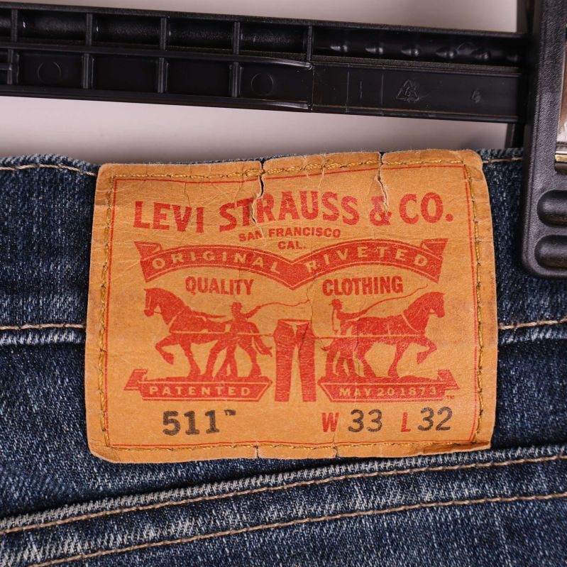 Läderetikett med Levi Strauss & Co. och storlek W33 L32