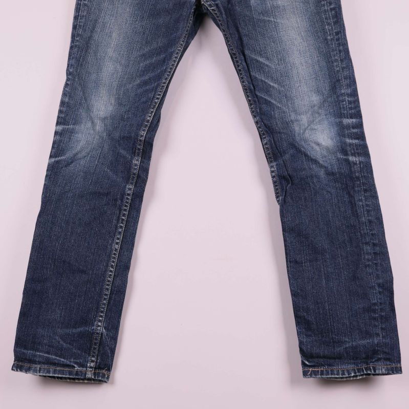 Nedre delen av jeans med raka benslut
