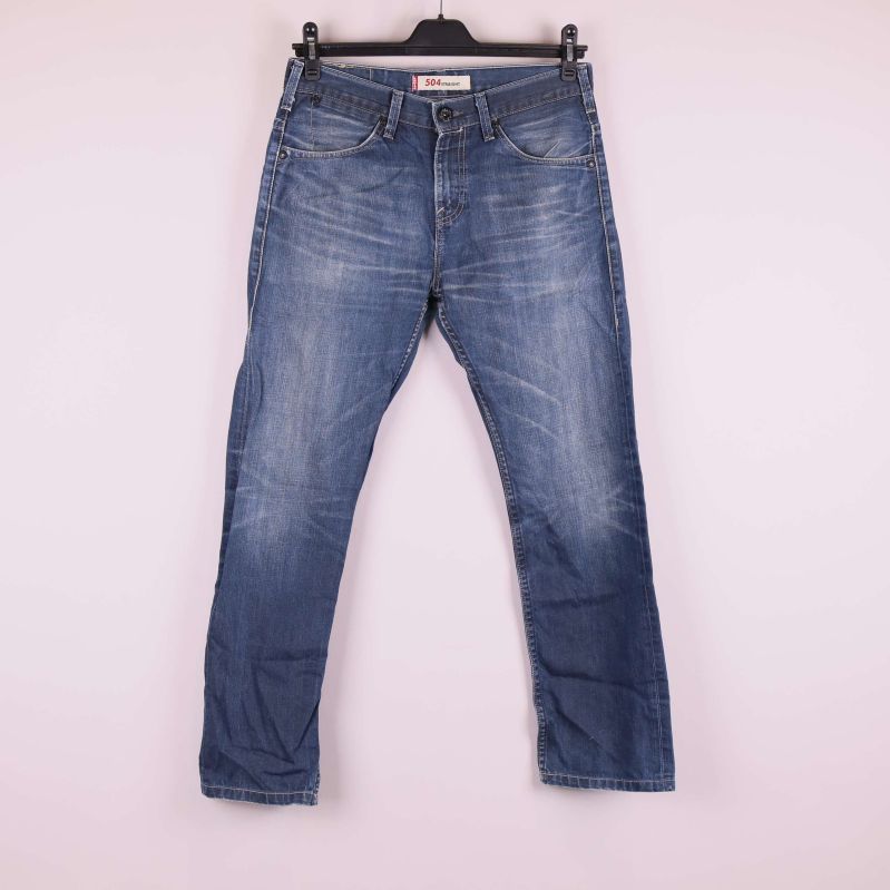 Jeans framifrån med svag tvätt och raka ben