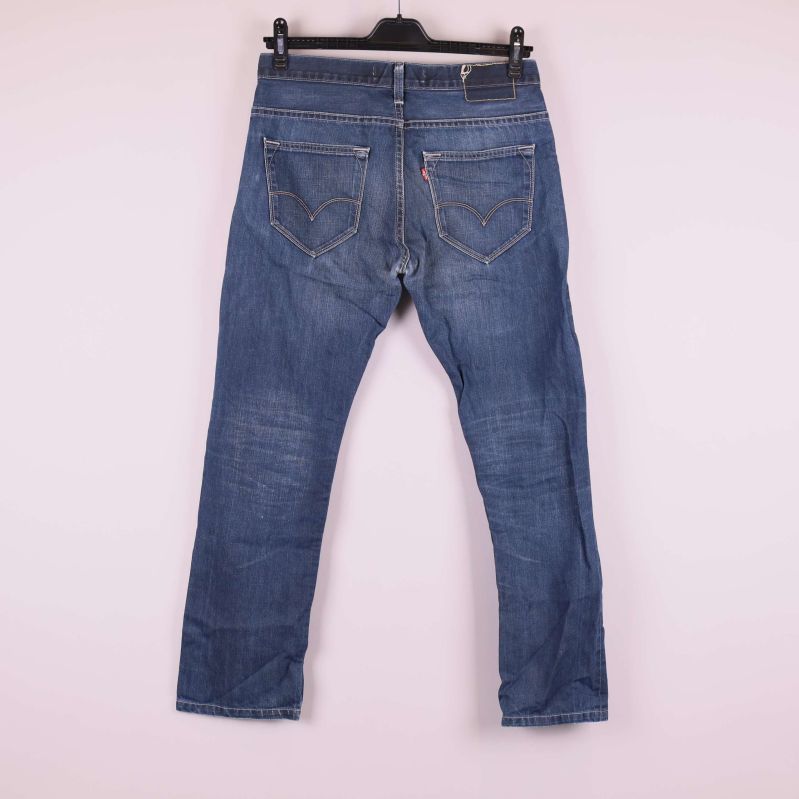 Jeans bakifrån med två bakfickor