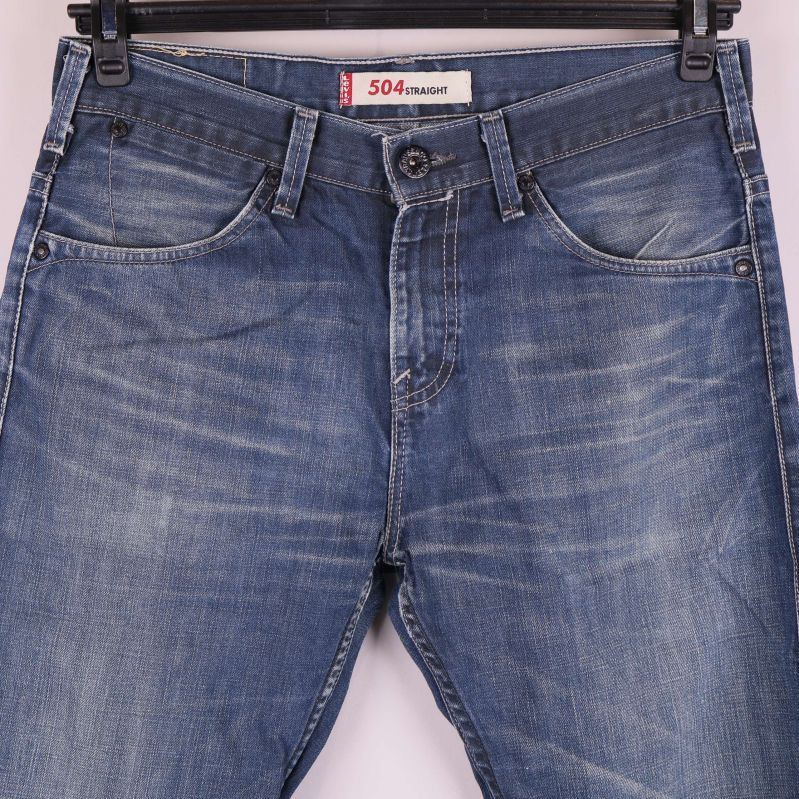 Närbild på jeans fram med fickor och tvätt