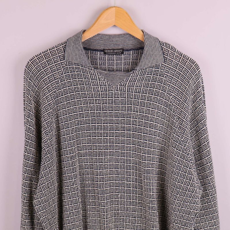 Krage och övre framstycke på stickad tröja med rutmönster