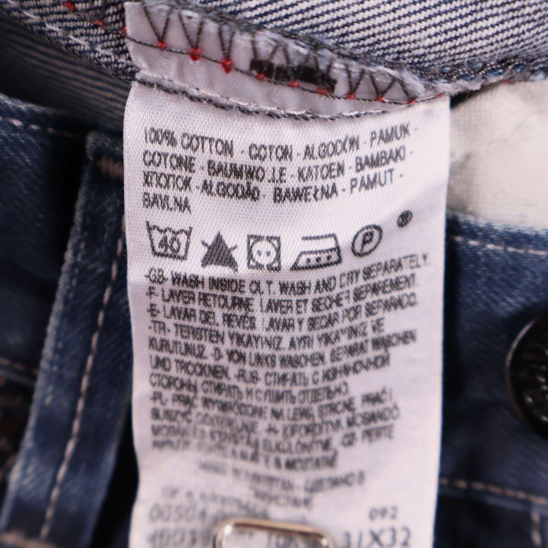Materiallapp i jeans visar 100% bomull