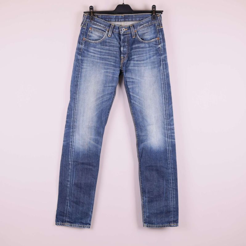 Framsida av blåa straight fit Lee jeans på galge