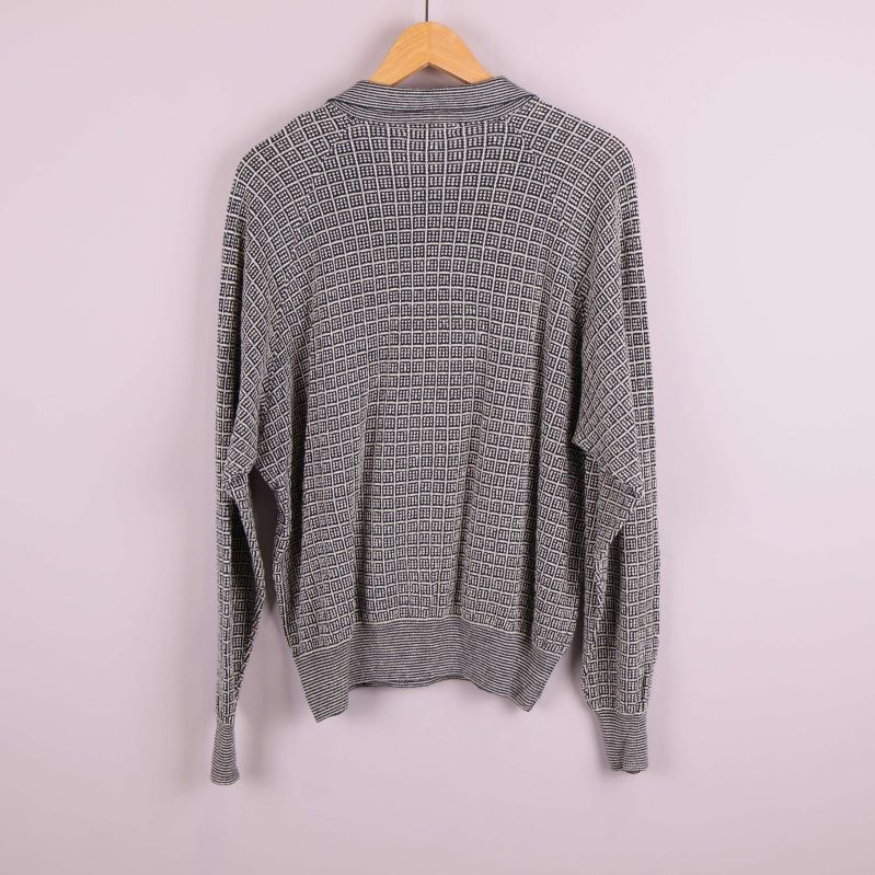 Baksidan av stickad tröja med grafiskt rutmönster
