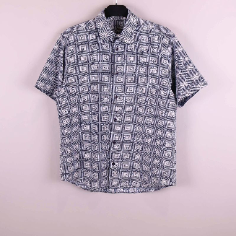 Kortärmad skjorta med grafiskt mönster framifrån