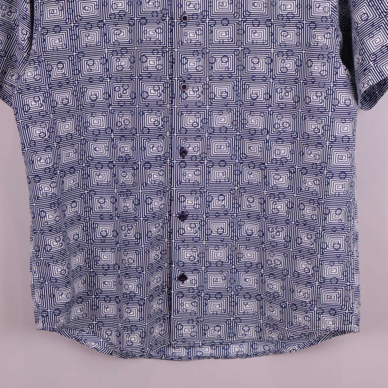 Nedre delen av skjorta med knappar och grafiskt mönster