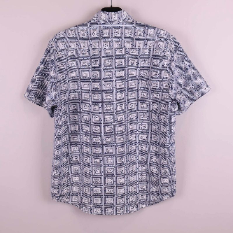 Kortärmad skjorta med grafiskt mönster bakifrån