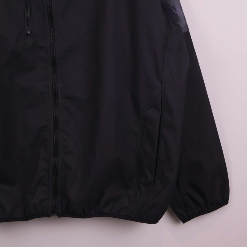 Närbild på jackans fickor och resår i nederkant