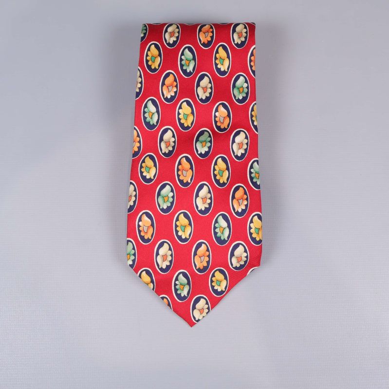 Slips med röd botten och mönster av blommor