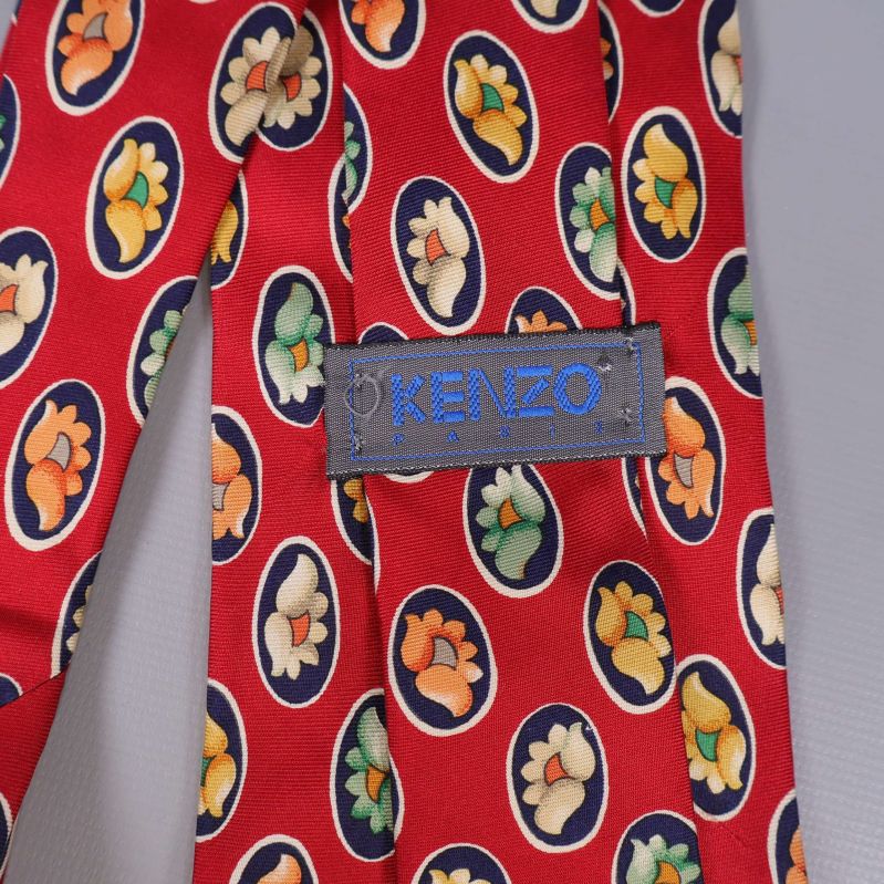 Närbild på Kenzo-etikett sydd på baksidan av slipsen
