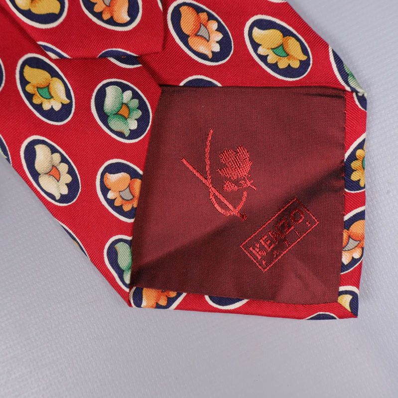 Närbild på innerfodret med Kenzo logotyp