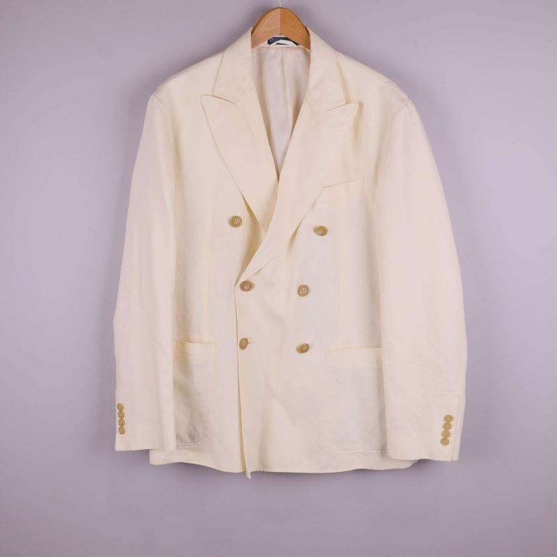 Framsida av krämvit dubbelknäppt kavaj 