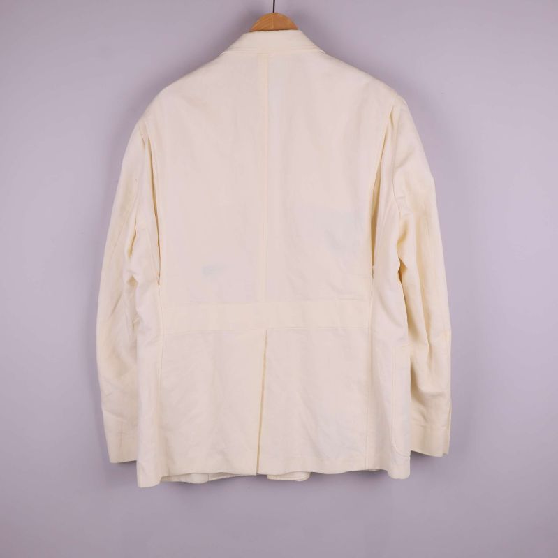 Baksida av krämvit kavaj med slits