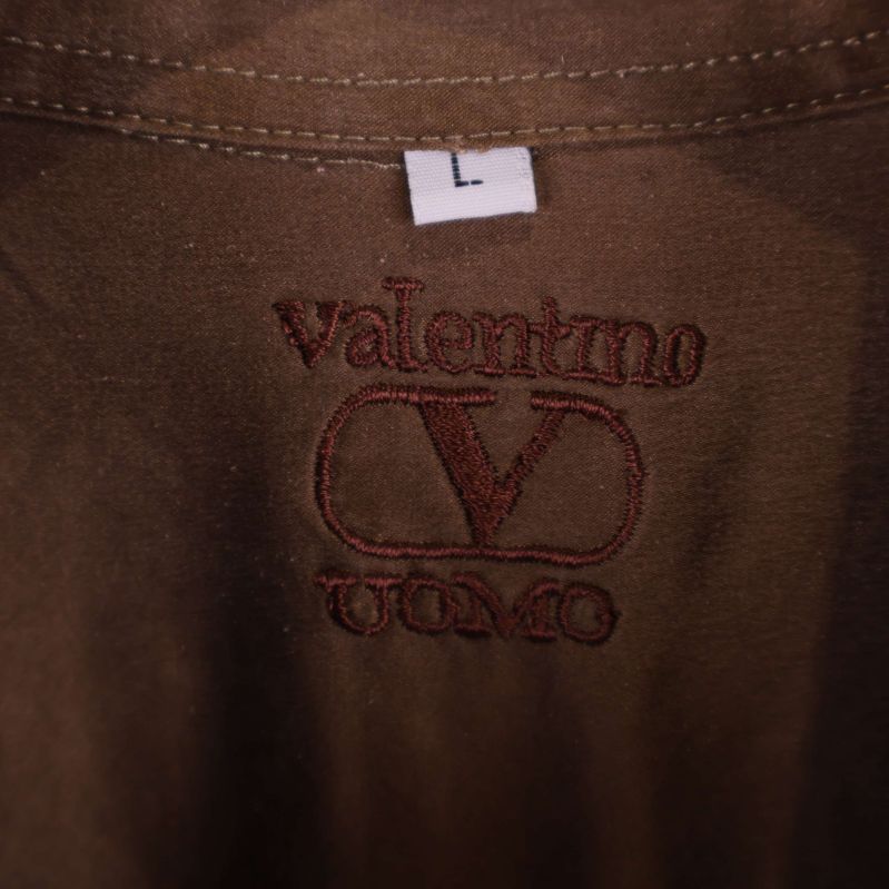 Närbild på broderad logga Valentino Uomo inuti kragen