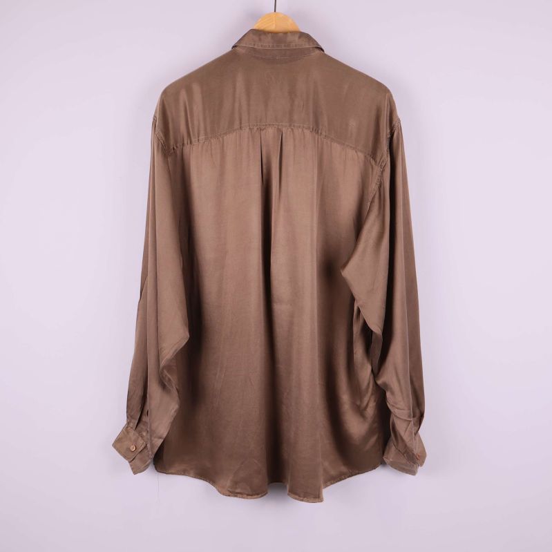 Baksidan av brun silkesskjorta 