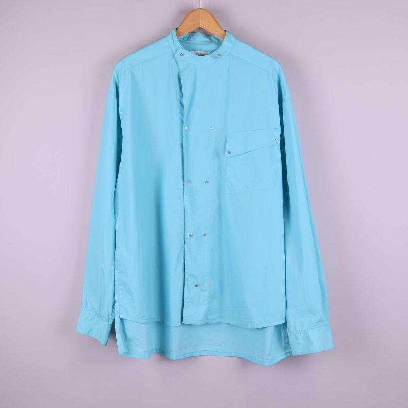 Skjorta i ljusblått/turkos med dubbelknäppning