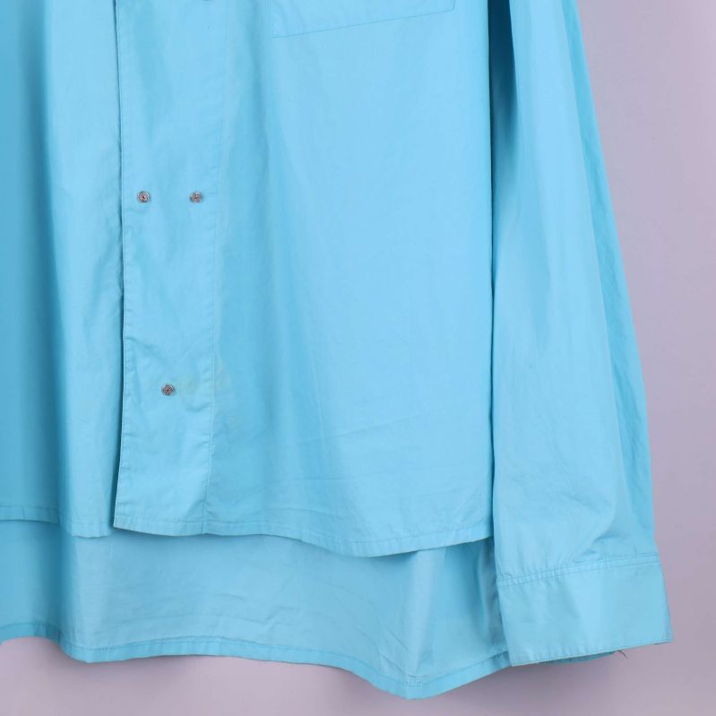 Nedre del av skjorta med dubbla fållar synliga