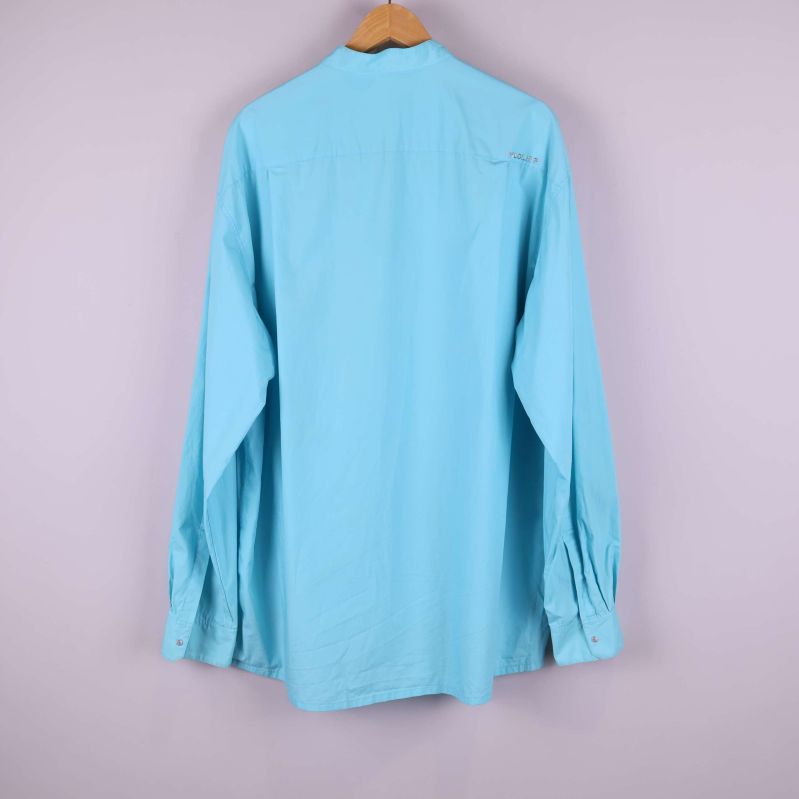 Baksidan av  skjorta visas 