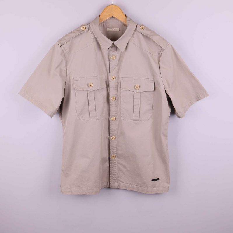 Beige kortärmad skjorta med fickor framifrån