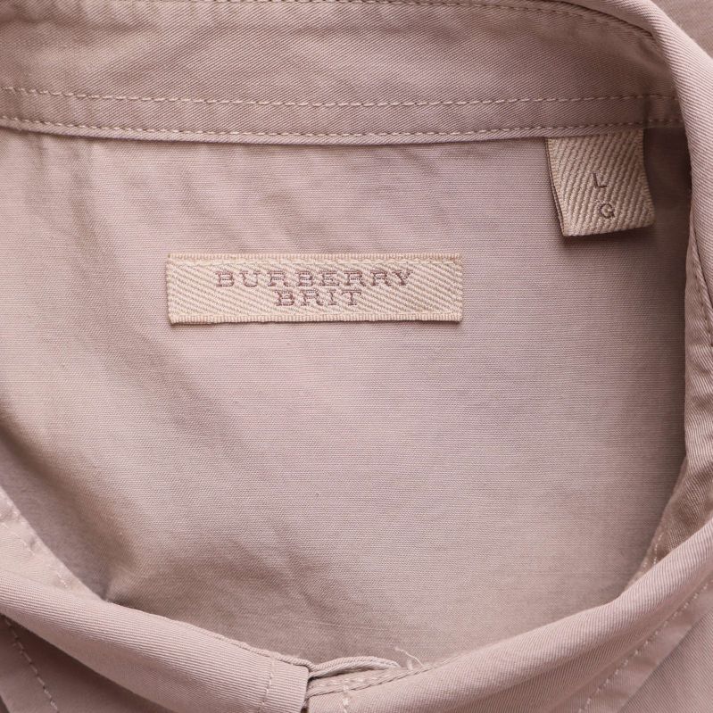 Närbild på Burberry Brit-märke i kragen