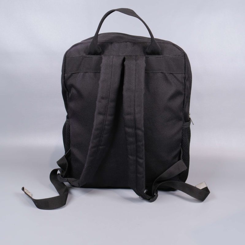 Baksidan av svart ryggsäck med justerbara axelremmar