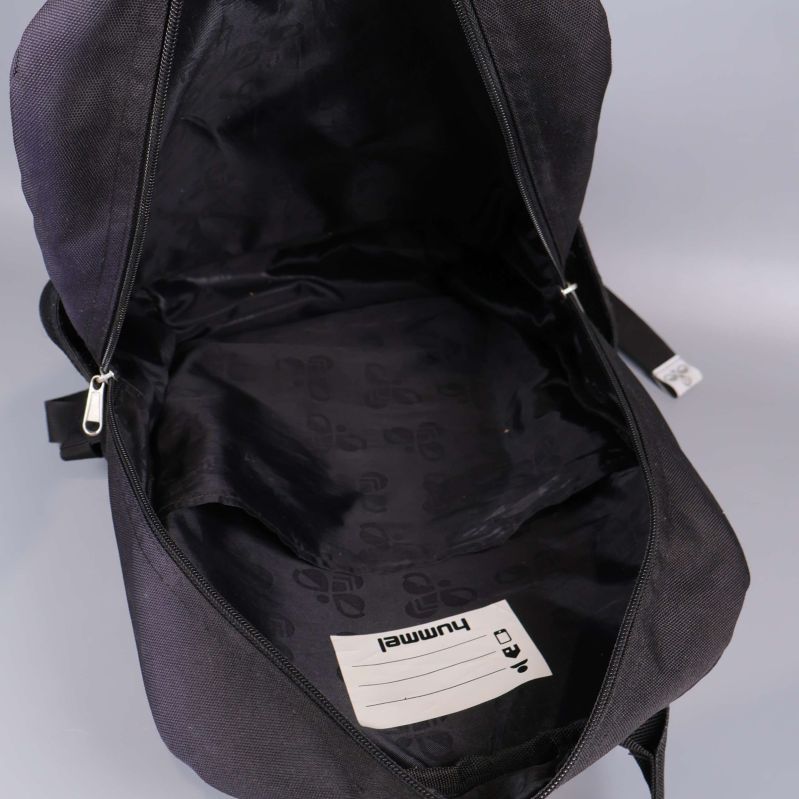 Ryggsäck inifrån med svart foder och Hummel-etikett