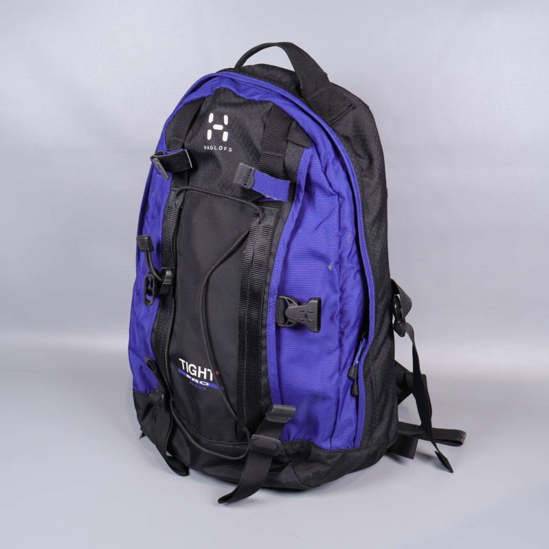 Ryggsäck i lila och svart med frontspännen