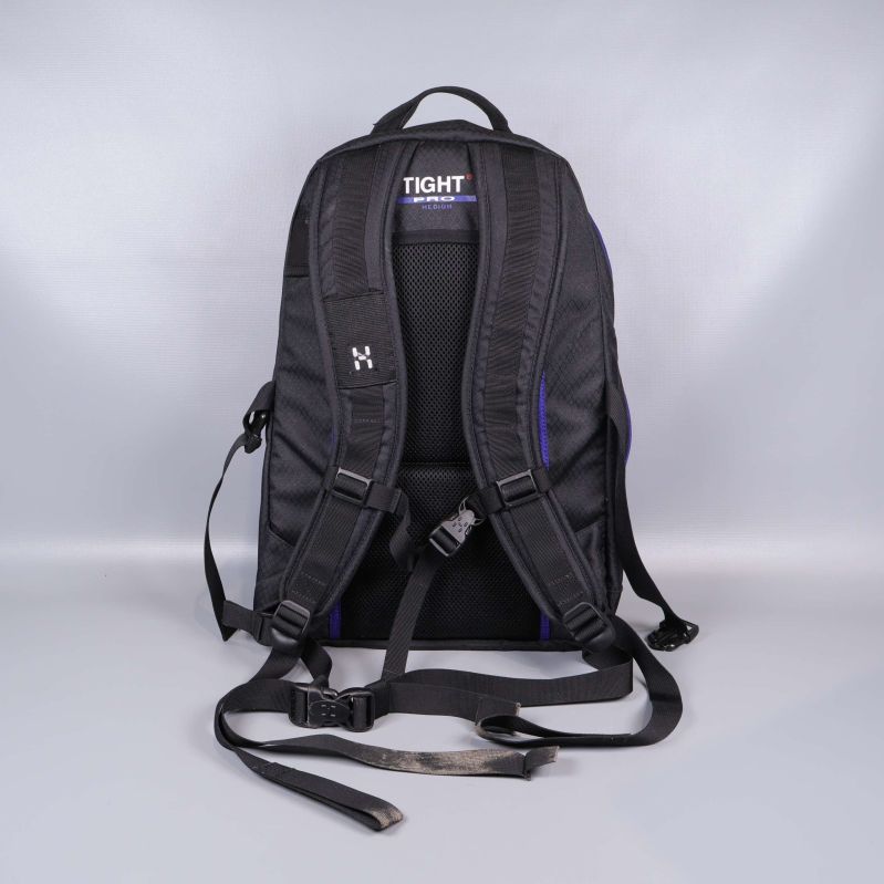 Ryggsäckens ryggsida med vadderade remmar och bröstspänne