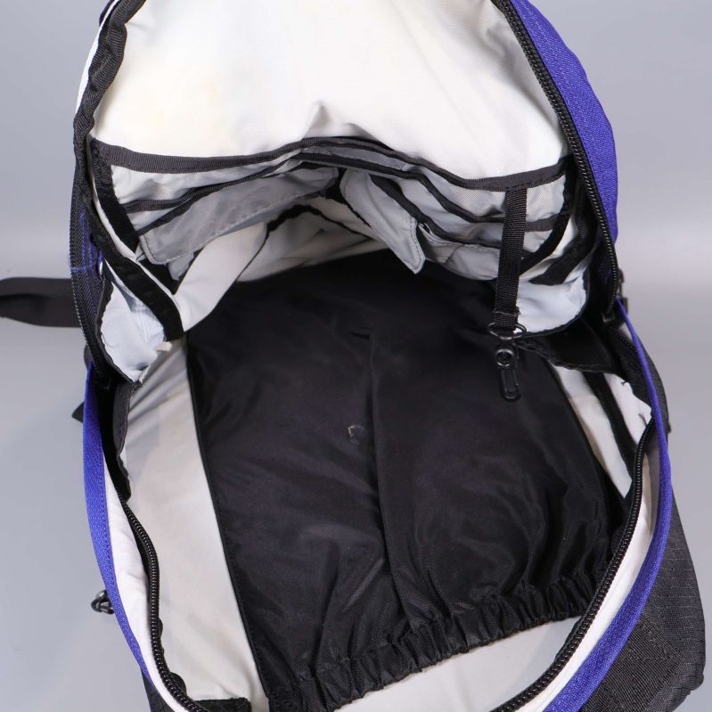 Stor huvudficka på ryggsäck med organiserade innerfack