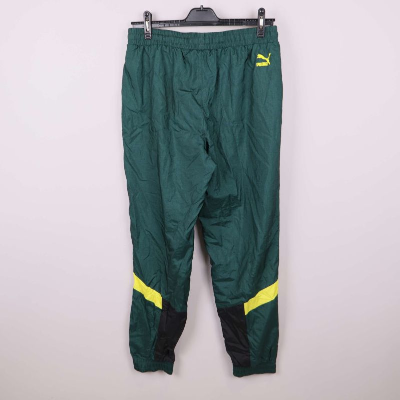 Baksida av gröna sportbyxor med svarta detaljer och logga