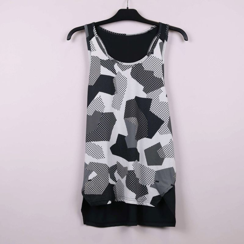 Framsida av linne med svartvitt grafiskt mönster på galge