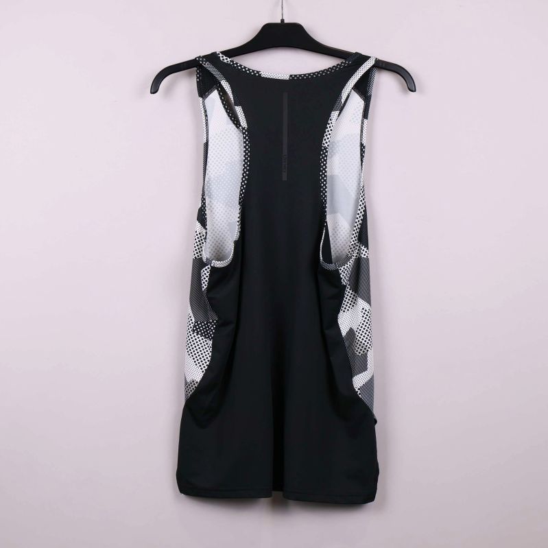 Baksida av linne i svart tyg med grafiskt mönstrade kanter