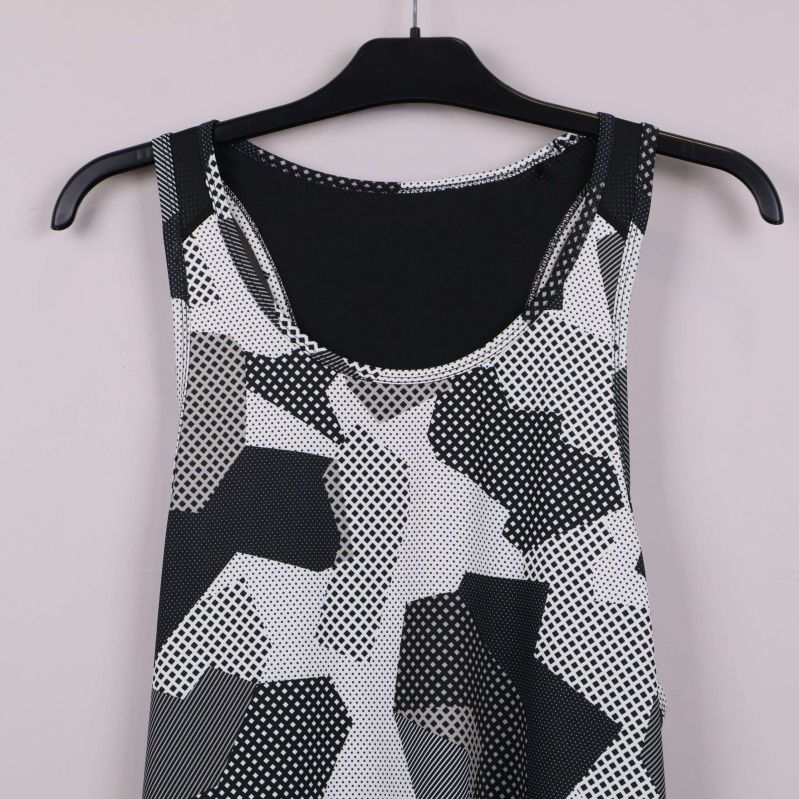 Närbild på halsringning och axelband av linnet