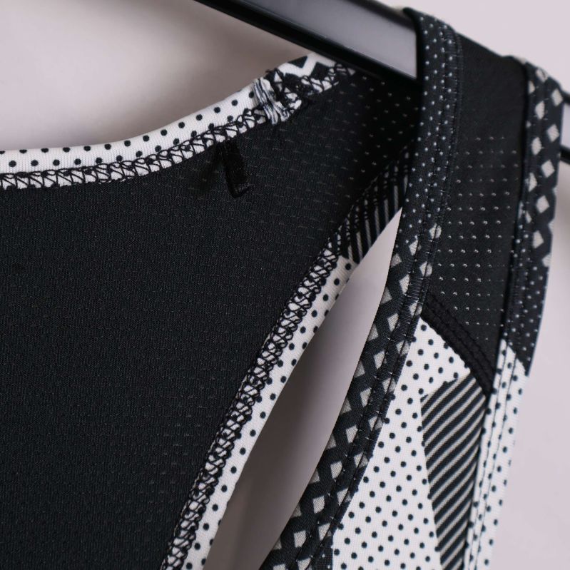 Närbild av axelsömmen och kantdetaljer på linnet