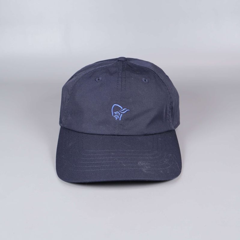Keps framifrån med tydlig logotyp i blått