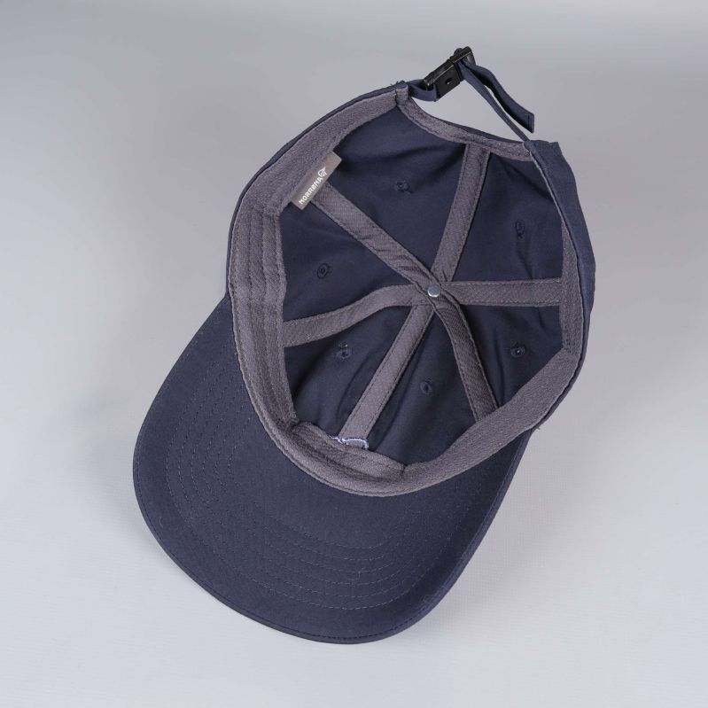 Insidan av kepsen med sömmar och svettband