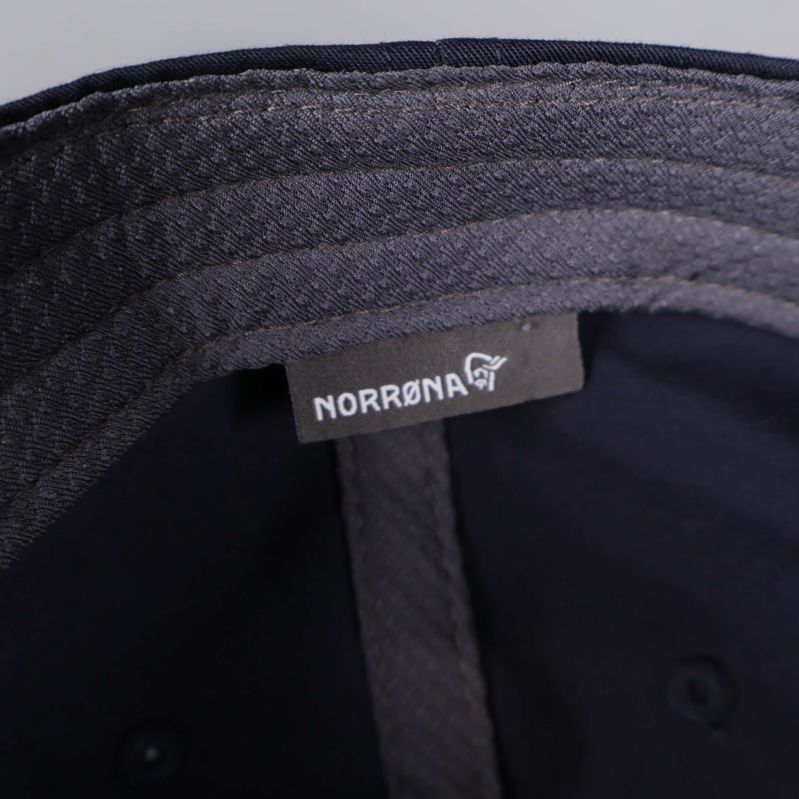 Närbild på Norrona-märkesetikett på insidan