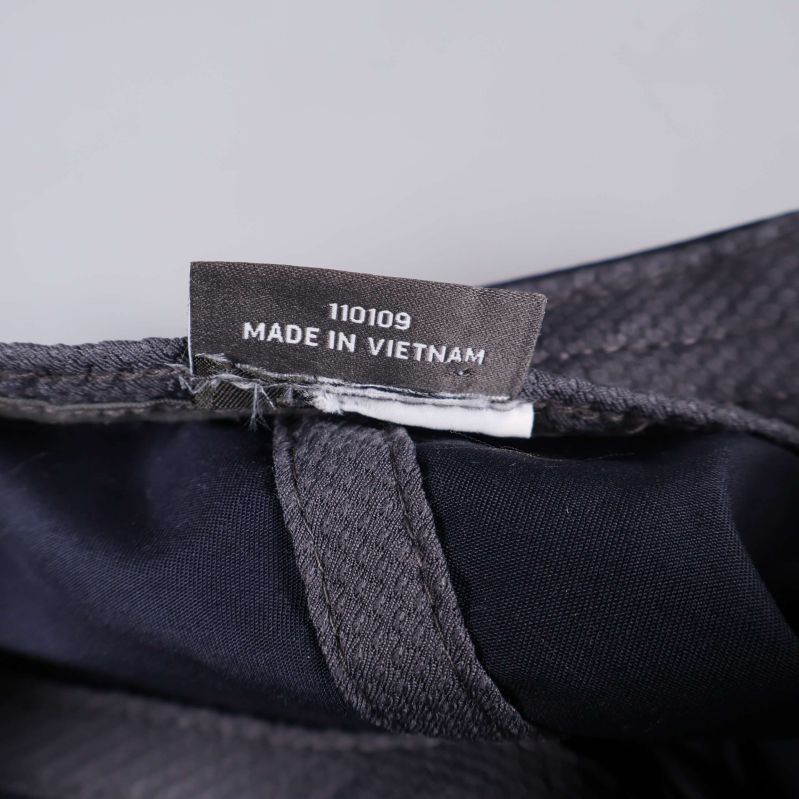 Närbild på tillverkningsetikett med Made in Vietnam