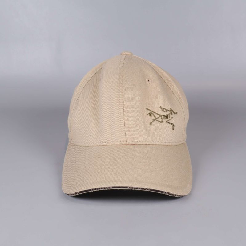 Framsidan av beige keps med logotyp framtill