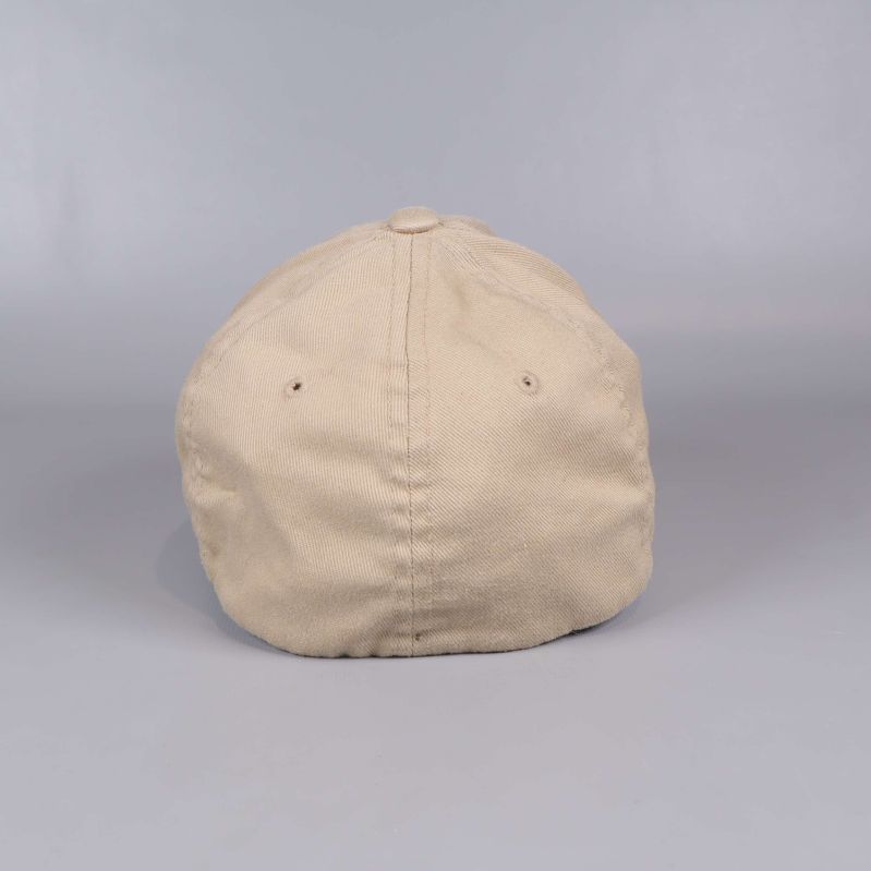 Baksidan av beige keps utan detaljer eller öppningar