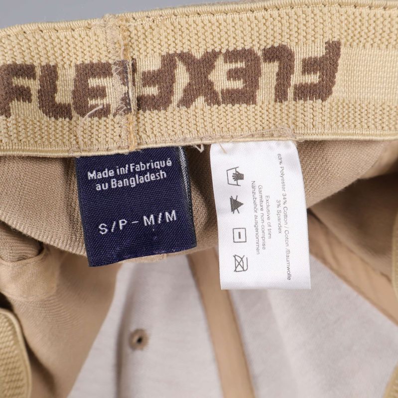 Tvättråd och storleksetikett i beige keps